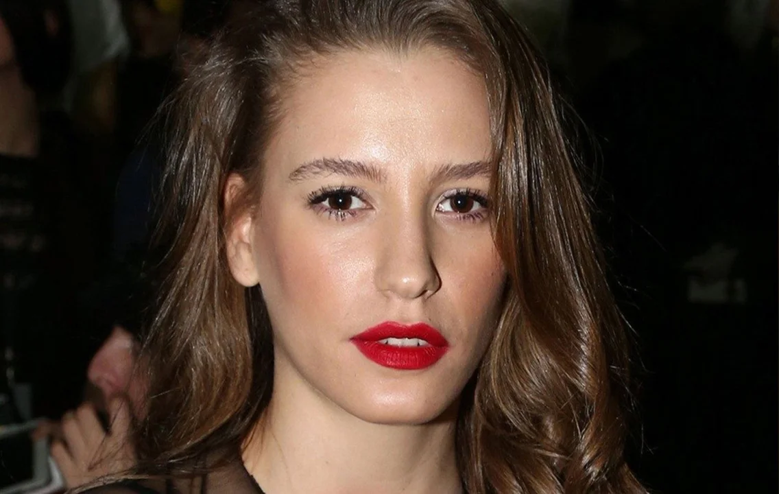 Serenay Sarıkaya Kimdir?