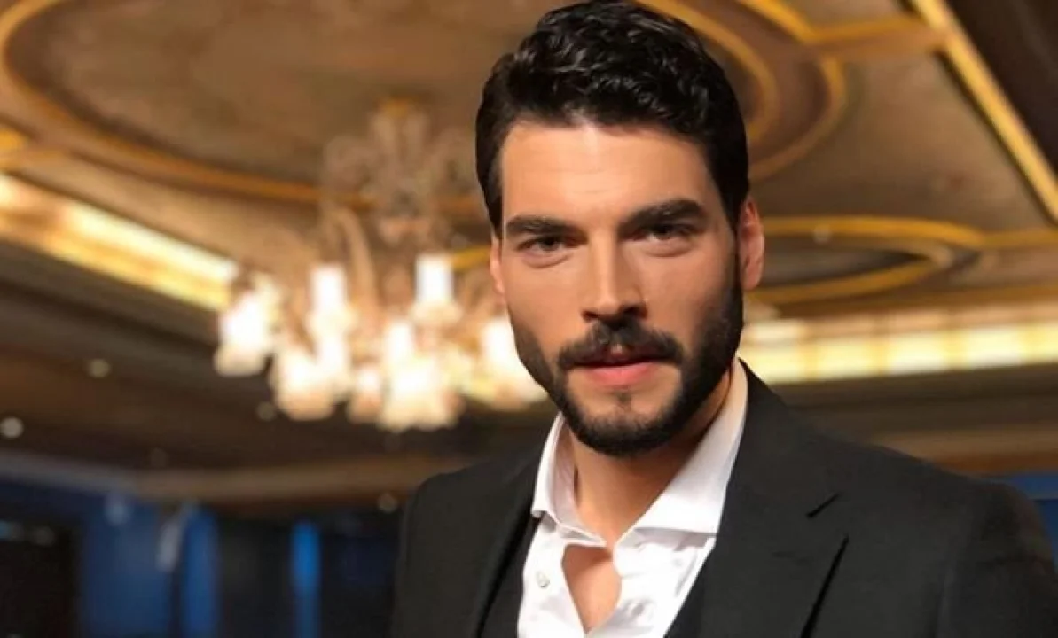 Akın Akınözü Kimdir?