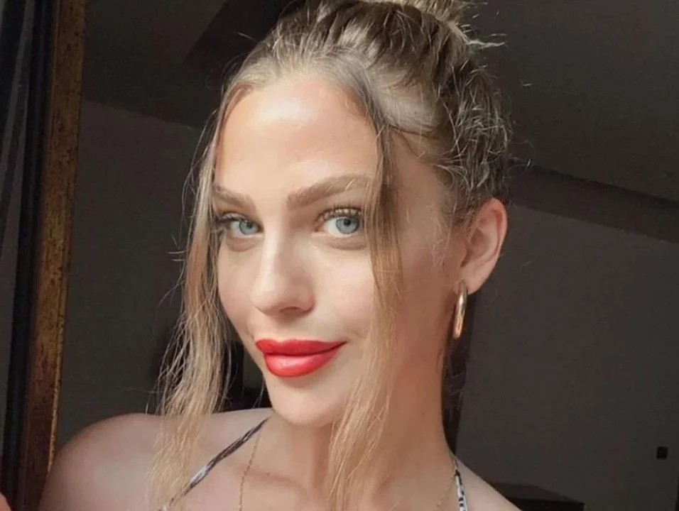 Yasemin Şefkatli Kimdir?