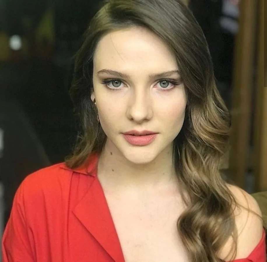 Alina Boz Kimdir?