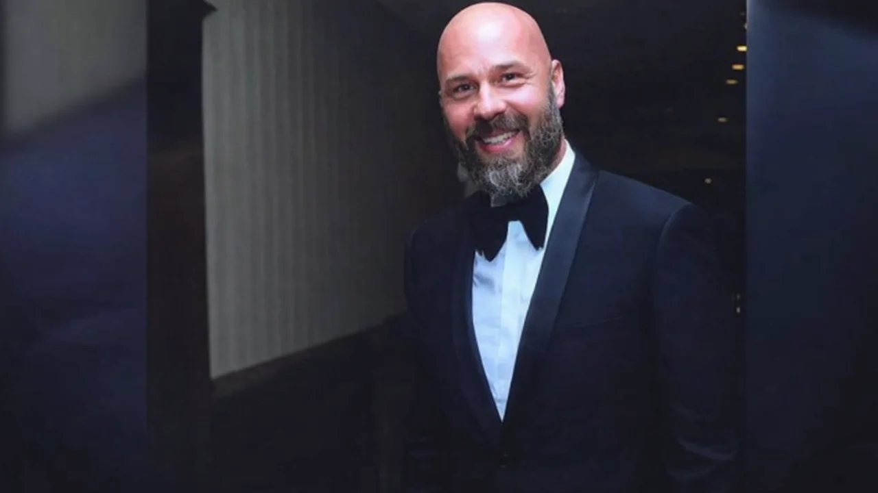 Esat Yontunç Kimdir?